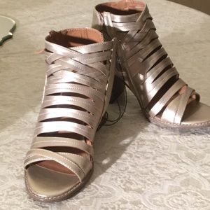Universal thread gold shoes 10 W